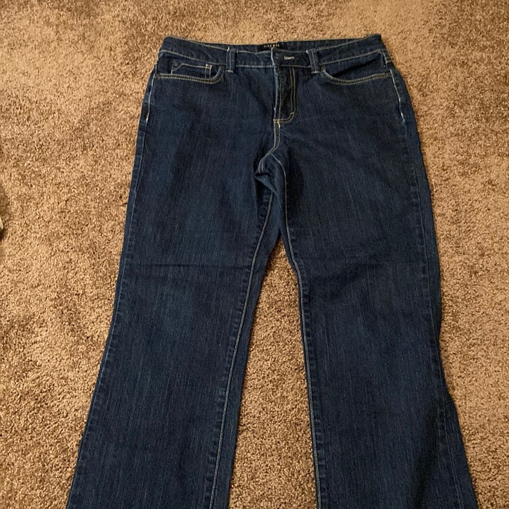 NINE WEST JEANS. WOMEN’S SIZE 8. Leg width at bottom is 9 inches. 5 pockets